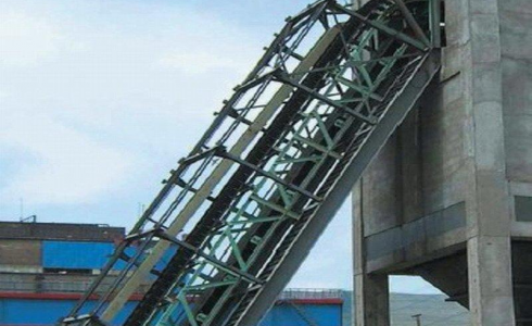 Ленточный конвейер с высоким углом наклона